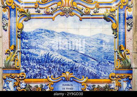 Blaue Azulejos mit Motiven aus dem Douro-Tal, Bahnhof von Pinhao, Portugal Stockfoto