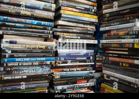 Stapeln Sie verschiedene dvds, Musik und Filme in einem niederländischen Geschäft. Stockfoto