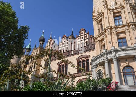 Aussenanmsicht des Schweriner Schlosses. Das Baudenkmal, ehemals Residenz der mecklenburgischen Herzoege, ist heute Sitz des Landtags von Mecklenburg-Vorpommern. *** Außenansicht der Burg Schwerin das denkmalgeschützte Gebäude, einst Residenz der Herzöge von Mecklenburg, ist heute Sitz des landtags Mecklenburg-Vorpommern Stockfoto