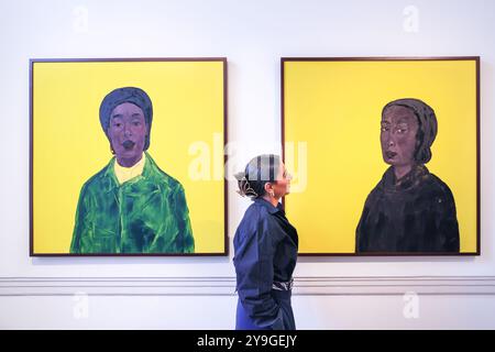 London, Großbritannien. Oktober 2024. Ein Vertreter der Galerie L'Atelier 21 mit M'barek Bouhchichi, ohne Titel, 2024. 1-54 die Contemporary African Art Fair feiert ihre 12. Auflage im Somerset House mit der Sonderinstallation. Über 60 Galerien und 160 Künstler aus Afrika und der Diaspora sind dieses Jahr auf der Messe zu sehen. Quelle: Imageplotter/Alamy Live News Stockfoto