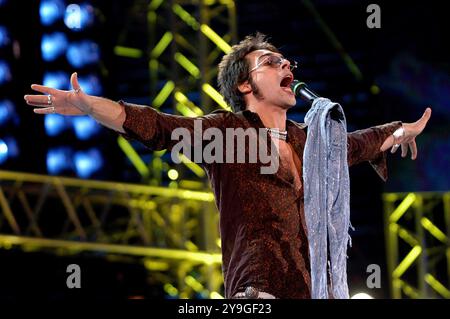 Verona Italien 20/09/2003: Francesco Sarcina Sänger der italienischen Rockband Le Vibrazioni während der Fernsehsendung „Festivalbar 2003“ Stockfoto