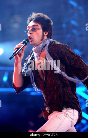 Verona Italien 20/09/2003: Francesco Sarcina Sänger der italienischen Rockband Le Vibrazioni während der Fernsehsendung „Festivalbar 2003“ Stockfoto