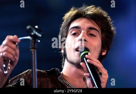 Verona Italien 20/09/2003: Francesco Sarcina Sänger der italienischen Rockband Le Vibrazioni während der Fernsehsendung „Festivalbar 2003“ Stockfoto