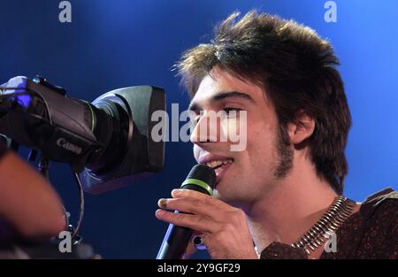 Verona Italien 20/09/2003: Francesco Sarcina Sänger der italienischen Rockband Le Vibrazioni während der Fernsehsendung „Festivalbar 2003“ Stockfoto