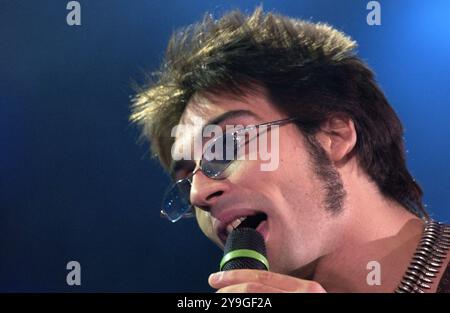 Verona Italien 20/09/2003: Francesco Sarcina Sänger der italienischen Rockband Le Vibrazioni während der Fernsehsendung „Festivalbar 2003“ Stockfoto