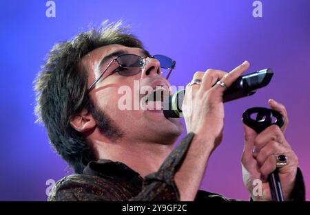 Verona Italien 20/09/2003: Francesco Sarcina Sänger der italienischen Rockband Le Vibrazioni während der Fernsehsendung „Festivalbar 2003“ Stockfoto