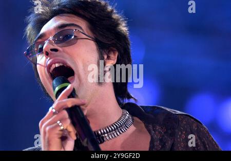 Verona Italien 20/09/2003: Francesco Sarcina Sänger der italienischen Rockband Le Vibrazioni während der Fernsehsendung „Festivalbar 2003“ Stockfoto