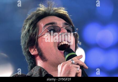 Verona Italien 20/09/2003: Francesco Sarcina Sänger der italienischen Rockband Le Vibrazioni während der Fernsehsendung „Festivalbar 2003“ Stockfoto