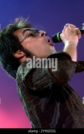 Verona Italien 20/09/2003: Francesco Sarcina Sänger der italienischen Rockband Le Vibrazioni während der Fernsehsendung „Festivalbar 2003“ Stockfoto