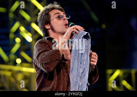 Verona Italien 20/09/2003: Francesco Sarcina Sänger der italienischen Rockband Le Vibrazioni während der Fernsehsendung „Festivalbar 2003“ Stockfoto