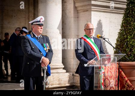 Rom, Rm, Italien. Oktober 2024. Die Feier zum 154. Jahrestag der Gründung der „Polizia Locale di Roma Capitale“ findet in der Kirche Santa Maria in Aracoeli und auf dem Platz Campidoglio statt. ROBERTO GUALTIERI (links, Bürgermeister von Rom) hält eine Rede. Neben ihm steht MARIO DE SCLAVIS (General Commander der örtlichen Polizei von Rom Capital). (Kreditbild: © Marco Di Gianvito/ZUMA Press Wire) NUR REDAKTIONELLE VERWENDUNG! Nicht für kommerzielle ZWECKE! Stockfoto