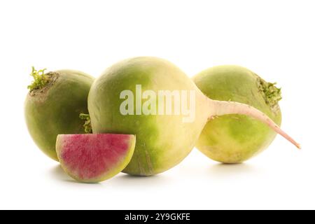 Radieschen mit Wassermelone auf weißem Hintergrund Stockfoto