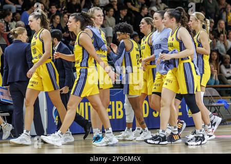 Berlin, Deutschland. Oktober 2024. Basketball: Eurocup, Frauen, Alba Berlin - VBW Gdynia, Sporthalle Charlottenburg. Alba Berlin Spieler verlassen das Spielfeld. Darlegung: Andreas Gora/dpa/Alamy Live News Stockfoto