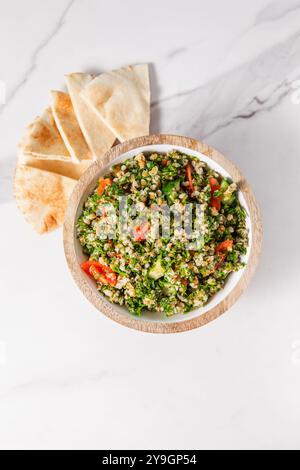 Tabbouleh-Salat mit Tomaten und Pita-Brot Stockfoto