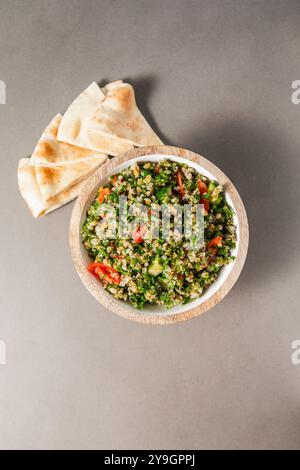 Tabbouleh-Salat mit Tomaten und Pita-Brot Stockfoto