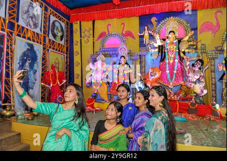 Sylhet, Bangladesch. Oktober 2024. Ein Mädchen, das ein Selfie beim Puja Mandap feiert, um das Durga Puja Festival in Sylhet, Bangladesch, zu feiern. Durga Puja ist eines der größten Hinduismus-Feste in Bangladesch und wird in Westbengalen gefeiert. Am 10. Oktober 2024 in Sylhet, Bangladesch (Foto: MD Rafayat Haque Khan/ Credit: Eyepix Group/Alamy Live News) Stockfoto