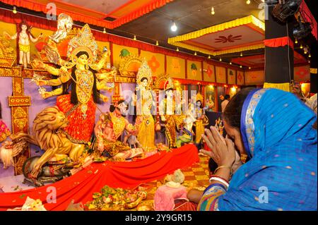 Sylhet, Bangladesch. Oktober 2024. Eine Frau, die zu Puja betet, um das Durga Puja Festival in Sylhet, Bangladesch, zu feiern. Durga Puja ist eines der größten Hinduismus-Feste in Bangladesch und wird in Westbengalen gefeiert. Am 10. Oktober 2024 in Sylhet, Bangladesch (Foto: MD Rafayat Haque Khan/ Credit: Eyepix Group/Alamy Live News) Stockfoto