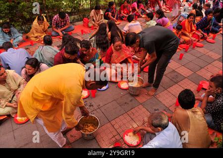 Sylhet, Bangladesch. Oktober 2024. Die Gläubigen nahmen an Maha Prasad (heiliges fest) im Puja Mandap Teil, um das Durga Puja Festival in Sylhet, Bangladesch, zu feiern. Durga Puja ist eines der größten Hinduismus-Feste in Bangladesch und wird in Westbengalen gefeiert. Am 10. Oktober 2024 in Sylhet, Bangladesch (Foto: MD Rafayat Haque Khan/ Credit: Eyepix Group/Alamy Live News) Stockfoto