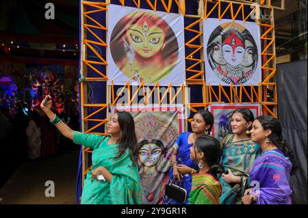 Sylhet, Bangladesch. Oktober 2024. Ein Mädchen, das ein Selfie beim Puja Mandap feiert, um das Durga Puja Festival in Sylhet, Bangladesch, zu feiern. Durga Puja ist eines der größten Hinduismus-Feste in Bangladesch und wird in Westbengalen gefeiert. Am 10. Oktober 2024 in Sylhet, Bangladesch (Foto: MD Rafayat Haque Khan/ Credit: Eyepix Group/Alamy Live News) Stockfoto