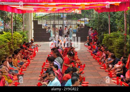 Sylhet, Bangladesch. Oktober 2024. Die Gläubigen nahmen an Maha Prasad (heiliges fest) im Puja Mandap Teil, um das Durga Puja Festival in Sylhet, Bangladesch, zu feiern. Durga Puja ist eines der größten Hinduismus-Feste in Bangladesch und wird in Westbengalen gefeiert. Am 10. Oktober 2024 in Sylhet, Bangladesch (Foto: MD Rafayat Haque Khan/ Credit: Eyepix Group/Alamy Live News) Stockfoto