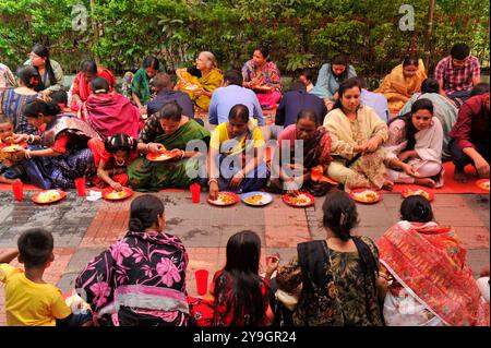 Sylhet, Bangladesch. Oktober 2024. Die Gläubigen nahmen an Maha Prasad (heiliges fest) im Puja Mandap Teil, um das Durga Puja Festival in Sylhet, Bangladesch, zu feiern. Durga Puja ist eines der größten Hinduismus-Feste in Bangladesch und wird in Westbengalen gefeiert. Am 10. Oktober 2024 in Sylhet, Bangladesch (Foto: MD Rafayat Haque Khan/ Credit: Eyepix Group/Alamy Live News) Stockfoto