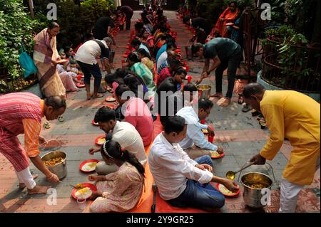 Sylhet, Bangladesch. Oktober 2024. Die Gläubigen nahmen an Maha Prasad (heiliges fest) im Puja Mandap Teil, um das Durga Puja Festival in Sylhet, Bangladesch, zu feiern. Durga Puja ist eines der größten Hinduismus-Feste in Bangladesch und wird in Westbengalen gefeiert. Am 10. Oktober 2024 in Sylhet, Bangladesch (Foto: MD Rafayat Haque Khan/ Credit: Eyepix Group/Alamy Live News) Stockfoto