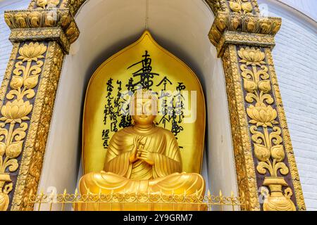 Götterstatuen in Nepal. Nepalesischer religiöser heiliger Ort in einem Tempel in Pokhara. Goldene Buddha-Statue in Friedenspagode, die Stupa des Friedens Stockfoto