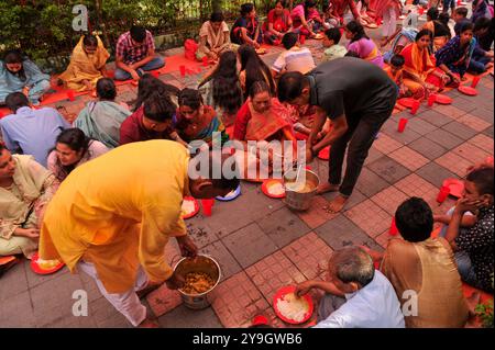 Sylhet, Bangladesch. Oktober 2024. Die Gläubigen nahmen an Maha Prasad (heiliges fest) im Puja Mandap Teil, um das Durga Puja Festival in Sylhet, Bangladesch, zu feiern. Durga Puja ist eines der größten Hinduismus-Feste in Bangladesch und wird in Westbengalen gefeiert. Am 10. Oktober 2024 in Sylhet, Bangladesch (Foto: MD Rafayat Haque Khan/Eyepix Group/SIPA USA) Credit: SIPA USA/Alamy Live News Stockfoto