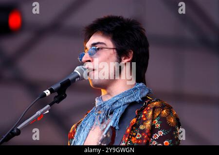 Mailand Italien 25/05/2003: Francesco Sarcina Sänger der italienischen Rockband Le Vibrazioni während der Fernsehsendung „Cornetto Free Music Festival“ Stockfoto