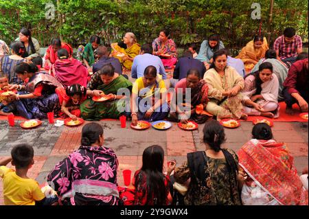 Sylhet, Bangladesch. Oktober 2024. Die Gläubigen nahmen an Maha Prasad (heiliges fest) im Puja Mandap Teil, um das Durga Puja Festival in Sylhet, Bangladesch, zu feiern. Durga Puja ist eines der größten Hinduismus-Feste in Bangladesch und wird in Westbengalen gefeiert. Am 10. Oktober 2024 in Sylhet, Bangladesch (Foto: MD Rafayat Haque Khan/Eyepix Group/SIPA USA) Credit: SIPA USA/Alamy Live News Stockfoto