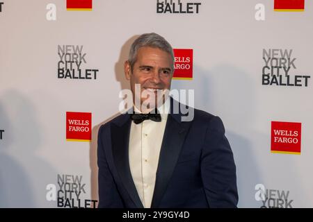 New York, Usa. Oktober 2024. Andy Cohen nimmt am 9. Oktober 2024 an der New York City Ballet 2024 Herbst Fashion Gala im David H. Koch Theater im Lincoln Center in New York, New York, USA, Teil. (Foto von Thenews2/NurPhoto) Credit: NurPhoto SRL/Alamy Live News Stockfoto