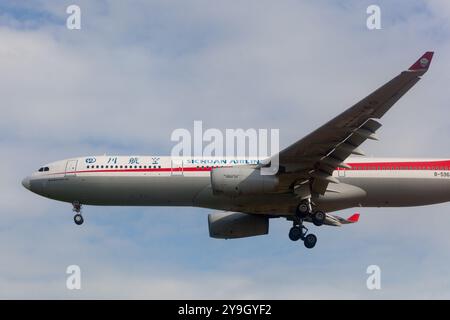 Airbus A330-300 Sichuan Airlines landet in Prag Tschechien Stockfoto