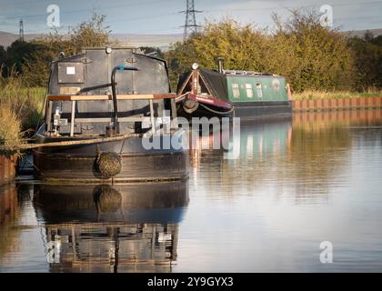 2 schmale Boote liegen am Leeds Liverpool Kanal in Altham, Accrington, Lancashire. England Stockfoto