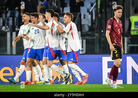 Rom, Italie. Oktober 2024. Andrea CAMBIASO aus Italien feiert sein Tor mit Teamkollegen und Maxim DE CUYPER aus Belgien sieht während des Fußballspiels der UEFA Nations League, Liga A, Gruppe 2 zwischen Italien und Belgien am 10. Oktober 2024 im Stadio Olimpico in Rom, Italien, niedergeschlagen aus – Foto Matthieu Mirville (M Insabato)/DPPI Credit: DPPI Media/Alamy Live News Stockfoto