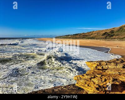 Große Wellen in der Nähe des Leuchtturms in Praia do Norte, Nazare in Portugal Stockfoto
