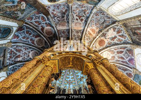 Blick von innen auf die Charola des Klosters Christi, herrliche Templerarchitektur, runder Kirchenaltar, Gemälde und sehr eigentümliche Ornamente Stockfoto