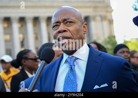 Bürgermeister Eric Adams hält Redewendungen beim 24. Jährlichen Triumph of the Human Spirit Day des Afric-Tages des New York City Department of Cultural Affairs (DCLA) Stockfoto