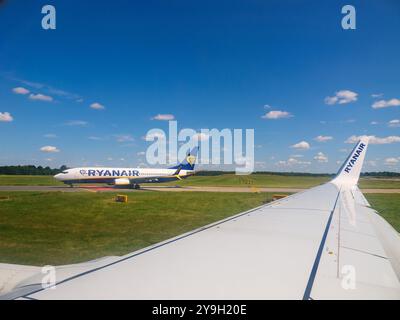 Ryanair Passagierflugzeuge auf der Landebahn am Flughafen Stansted, England, Großbritannien Stockfoto