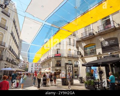 Leute, die die Calle del Carmen, Madrid, Spanien, entlang der Innenstadt laufen Stockfoto