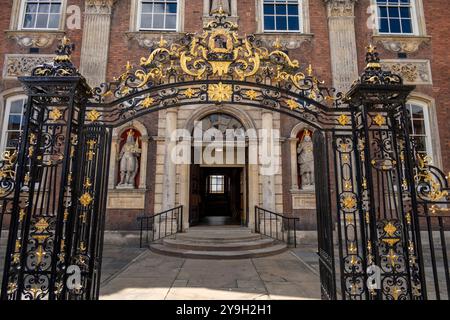 Die Tore zur Gildenhalle Worcester an einem Sommertag Stockfoto