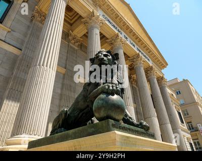 Löwenstatue vor dem Palast des Parlamentsgebäudes oder Palacio de las Cortes, wo der Kongress der Abgeordnetenkongresse zusammentritt, Madrid, Spanien Stockfoto