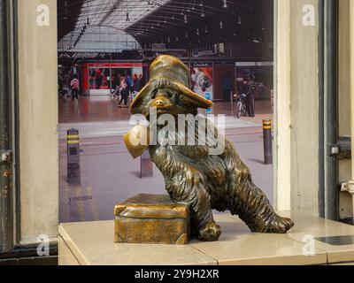 Bronzestatue des Paddington-Bären im Bahnhof Paddington, London, Großbritannien Stockfoto