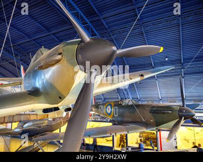 Hawker Hurricane Mk I und Vickers-Supermarine Mk I Spitfire Kampfflugzeuge im Science Museum, London, Großbritannien Stockfoto