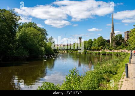 Der Turm von All Saints Worcester und der Turm von St. Andrews ruinierten die Kirche am Ufer des Flusses severn in Worcester Stockfoto