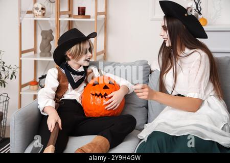 Kleiner Junge mit seiner Mutter, der zu Hause Halloween feiert Stockfoto