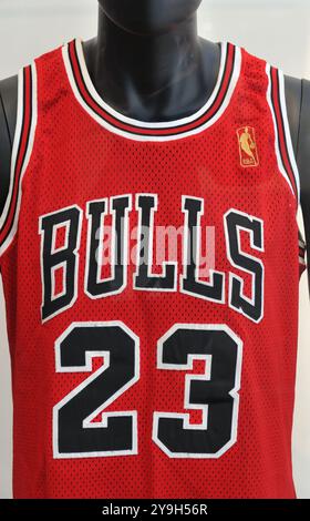 New York, USA. Oktober 2024. Michael Jordans meistgetragenes Chicago Bulls Trikot aus der Meisterschaftssaison 1996-97, das von Jordan fünf Monate in dieser Saison getragen wurde, geschätzter Auktionswert von 4-6 Millionen US-Dollar, wurde am 10. Oktober 2024 bei Sotheby's in New York, NY, ausgestellt. (Foto: Stephen Smith/SIPA USA) Credit: SIPA USA/Alamy Live News Stockfoto