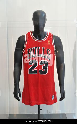 New York, USA. Oktober 2024. Michael Jordans meistgetragenes Chicago Bulls Trikot aus der Meisterschaftssaison 1996-97, das von Jordan fünf Monate in dieser Saison getragen wurde, geschätzter Auktionswert von 4-6 Millionen US-Dollar, wurde am 10. Oktober 2024 bei Sotheby's in New York, NY, ausgestellt. (Foto: Stephen Smith/SIPA USA) Credit: SIPA USA/Alamy Live News Stockfoto