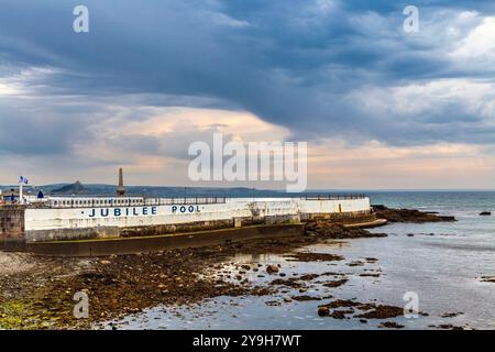 Art déco-Pool lido Jubilee aus den 1930er Jahren mit Blick auf Mount’s Bay, Penzance, Penwith Peninsula, Cornwall, England Stockfoto