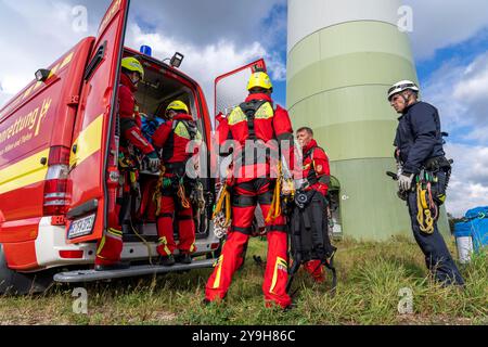 Höhenretter der Berufsfeuerwehr Gelsenkirchen üben das Abseilen von einer Windturbine aus einer Höhe von 110 Metern nach der Rettung Stockfoto