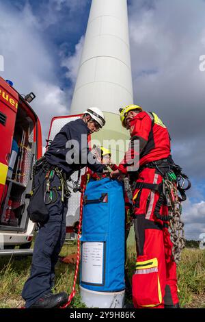 Höhenretter der Berufsfeuerwehr Gelsenkirchen üben das Abseilen von einer Windturbine aus einer Höhe von 110 Metern nach der Rettung Stockfoto